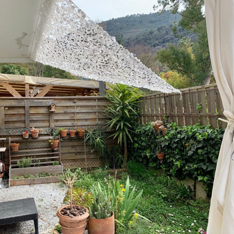 Wit driehoekig camouflagenet