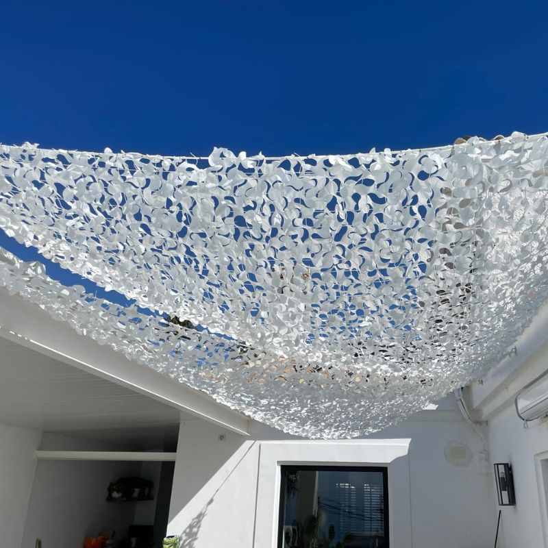 Wit driehoekig camouflagenet