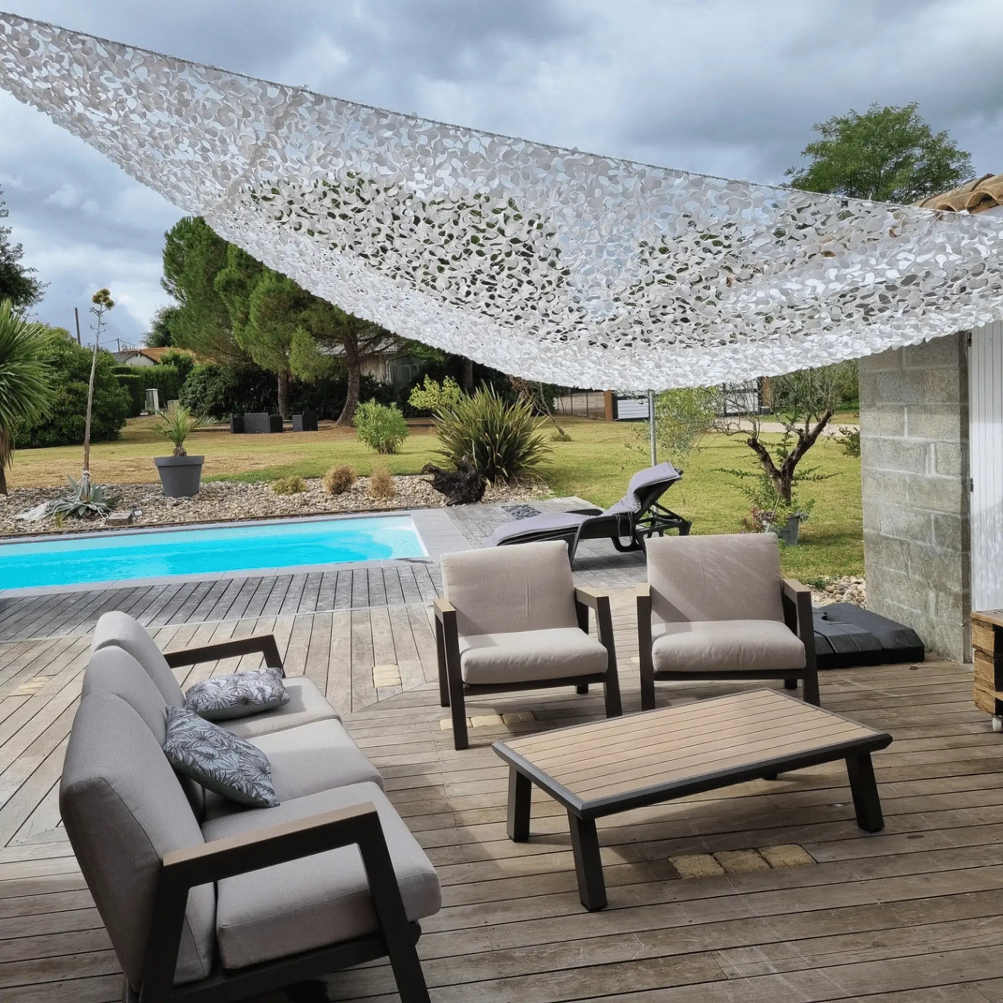 Wit driehoekig camouflagenet