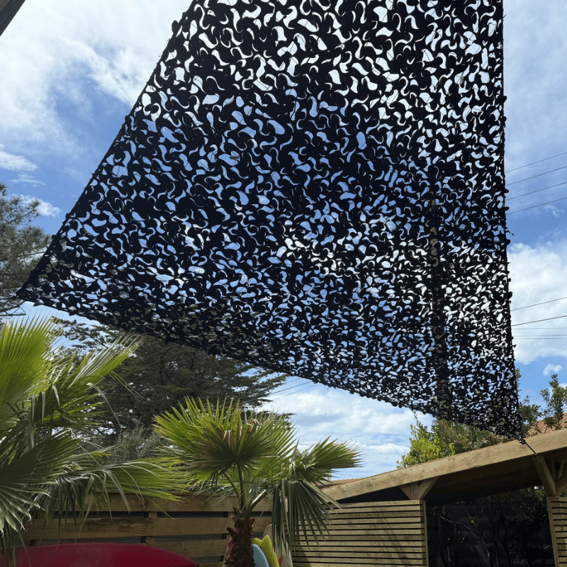 Zwart driehoekig camouflagenet