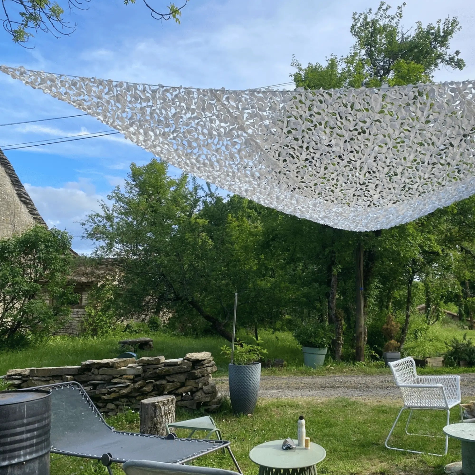 Wit driehoekig camouflagenet