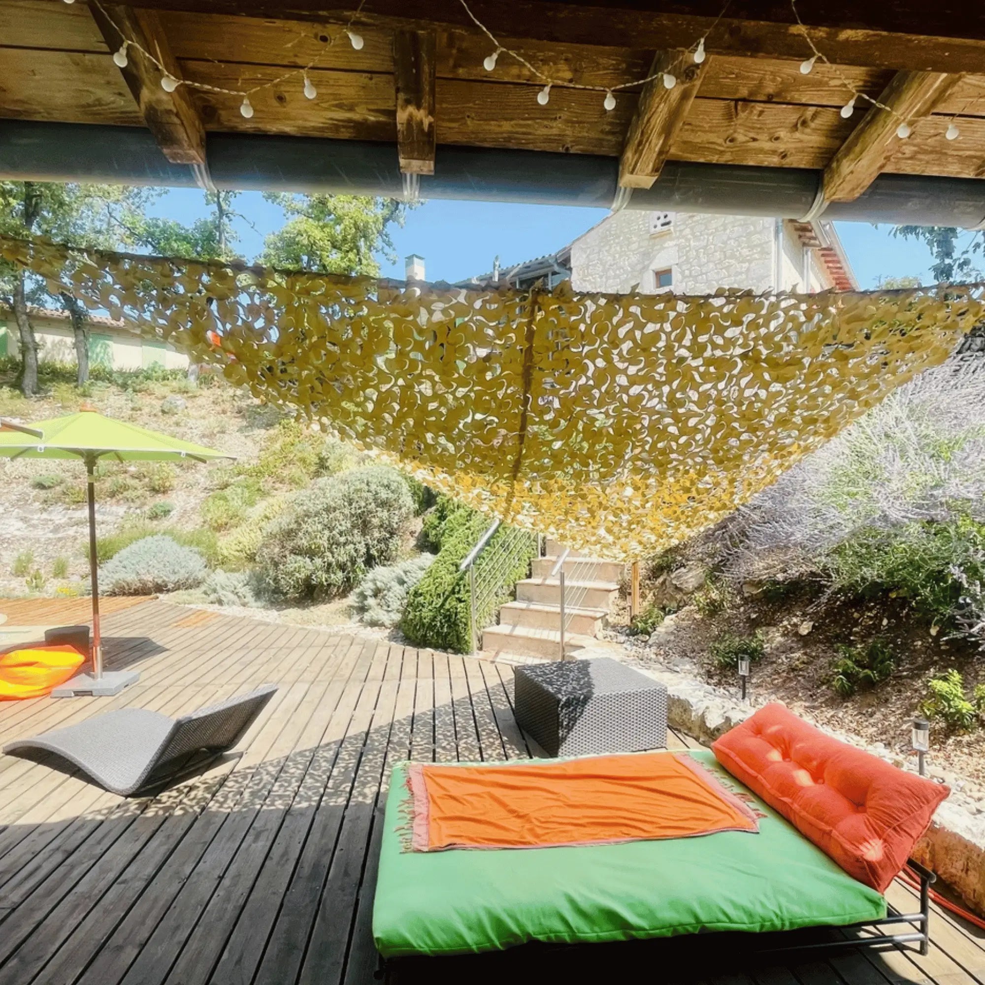 Beige driehoekig camouflagenet