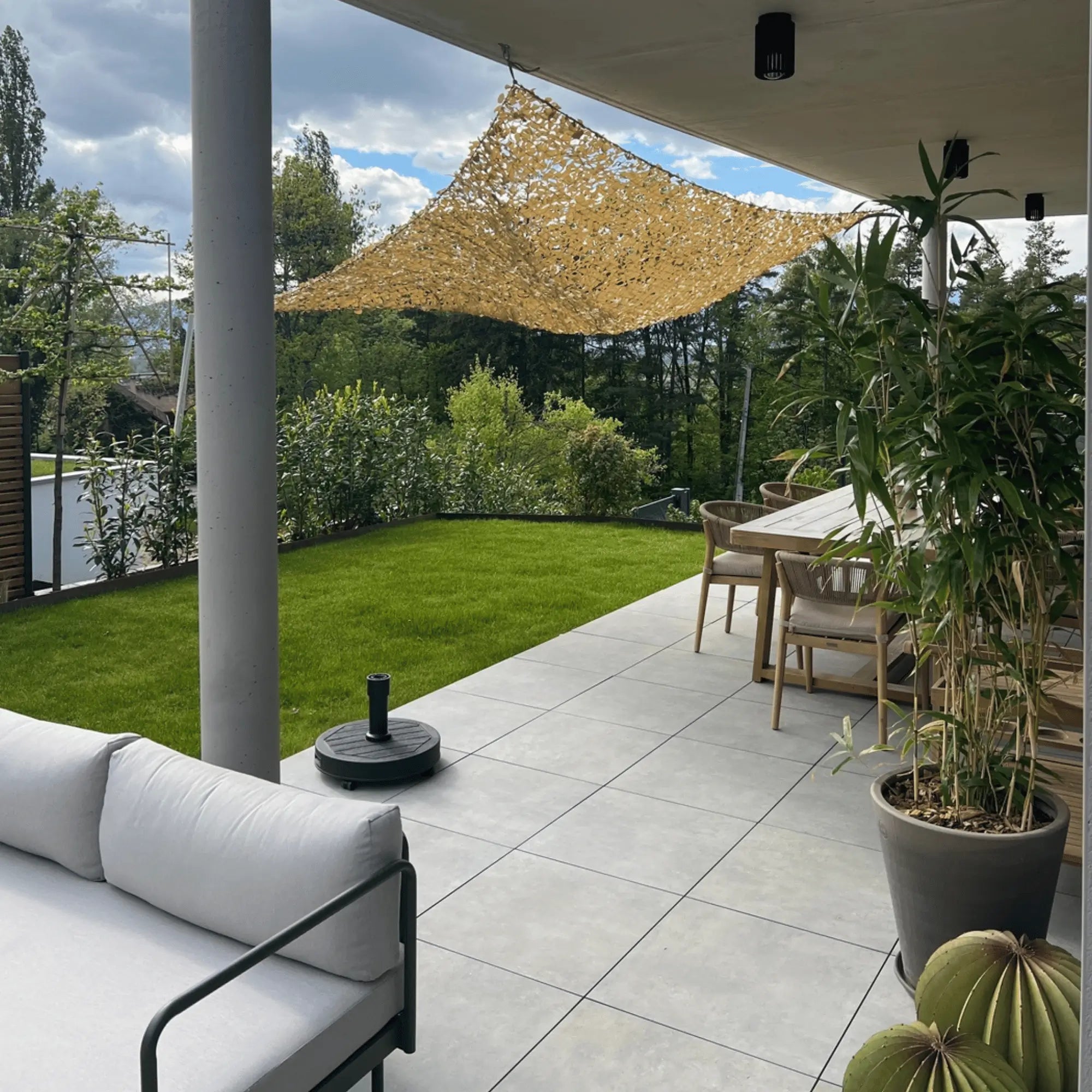 Beige driehoekig camouflagenet