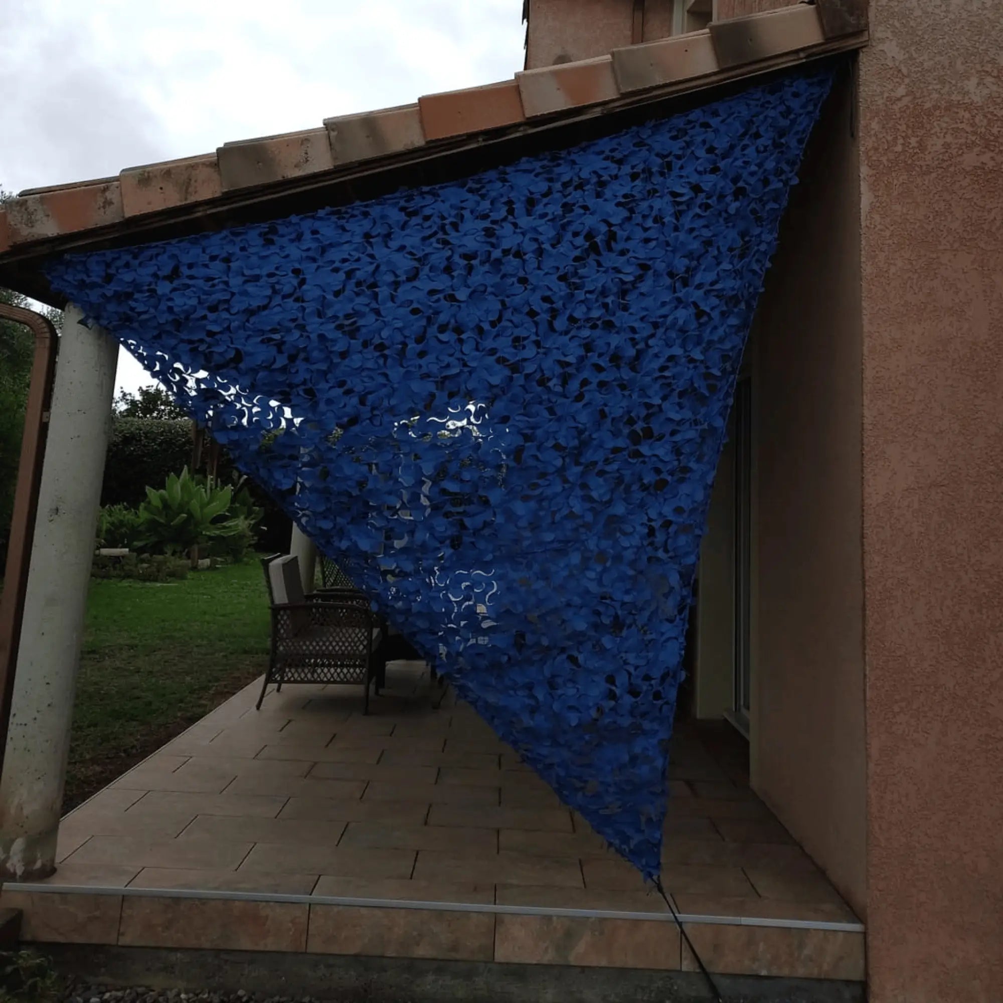 Blauw driehoekig camouflagenet
