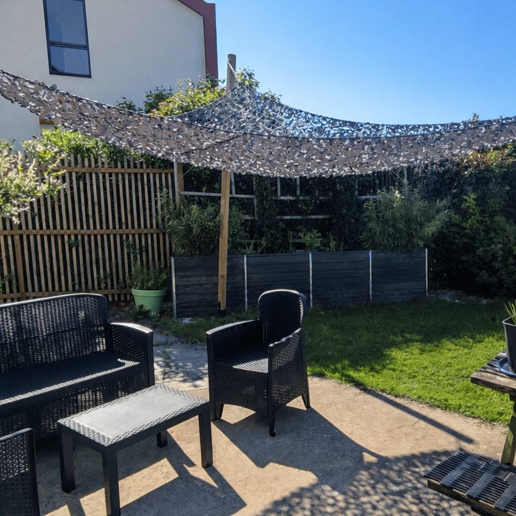 Grijs driehoekig camouflagenet
