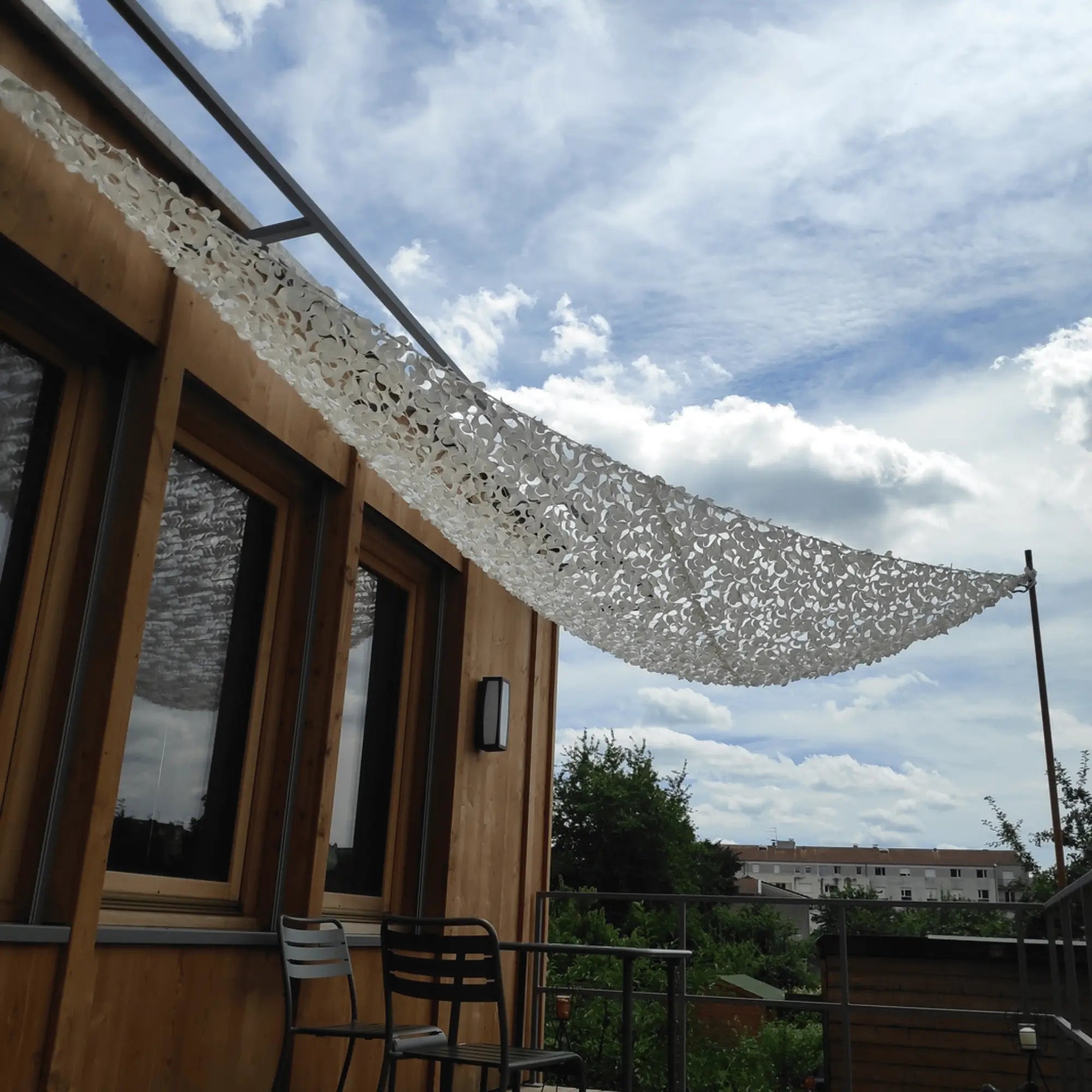 Wit driehoekig camouflagenet
