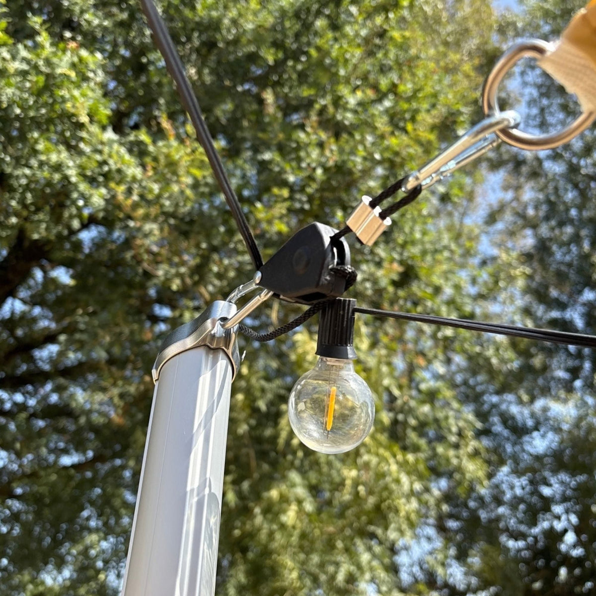 Ratelkoord met katrol geïnstalleerd op een paal met lichtslinger
