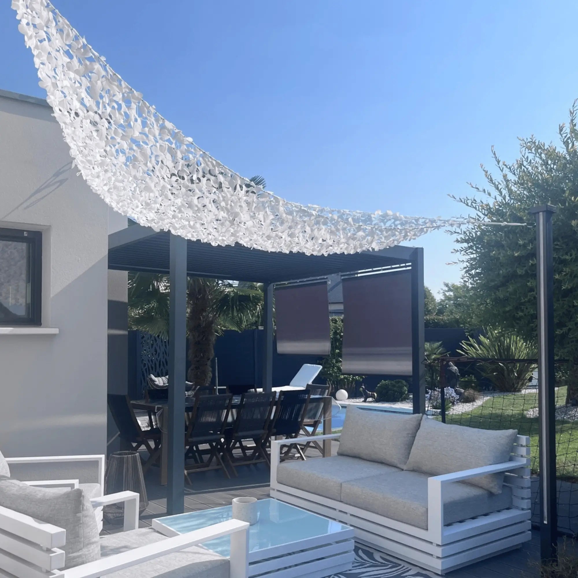 Wit driehoekig camouflagenet
